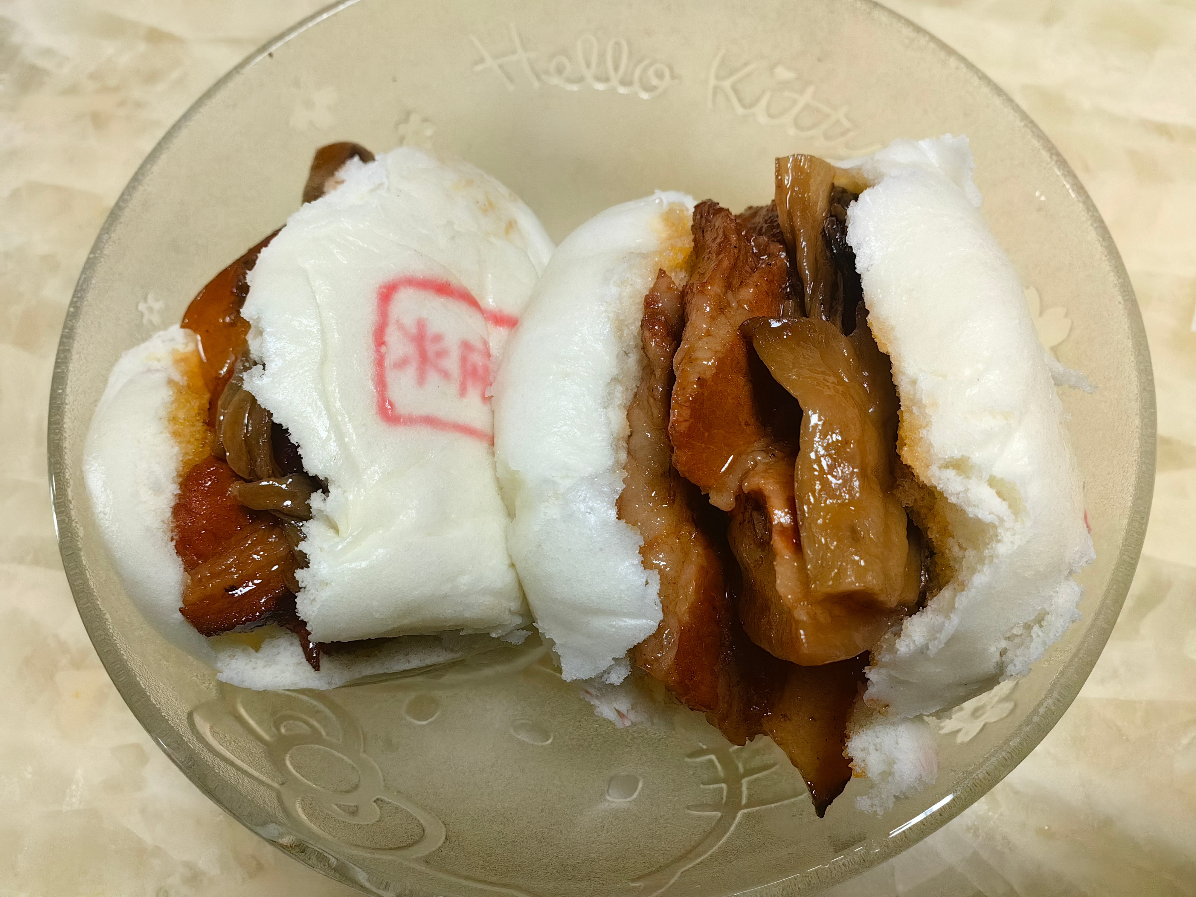 家常菜梅菜扣肉，黑芝麻花生馅包子，鱼肉蟹肉七彩羹。五花肉夹包子太赞了。
