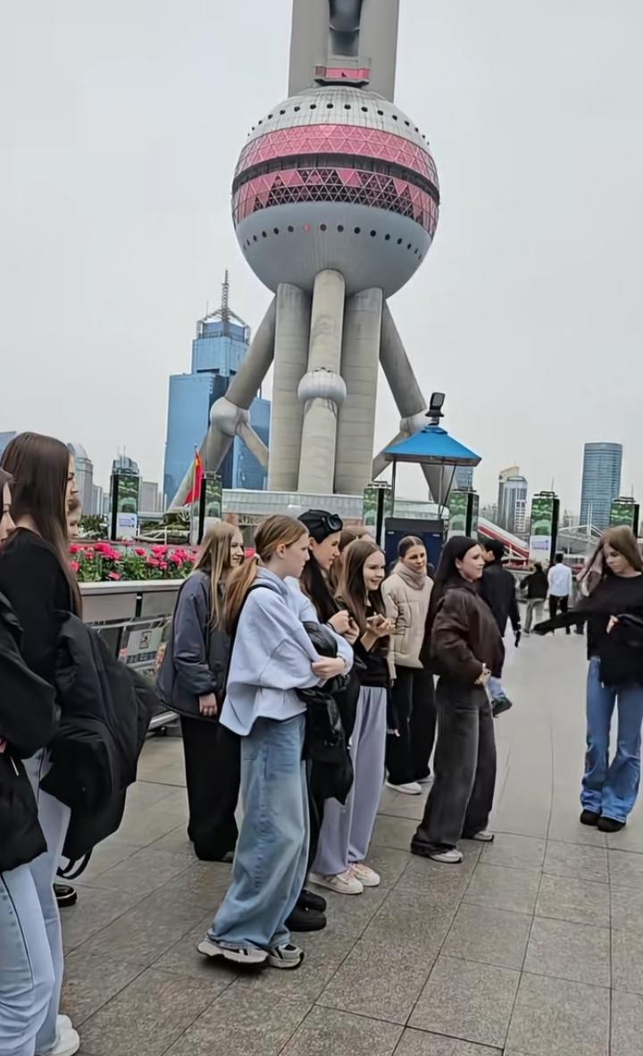 魔都上海，好多外国人专门跑来打卡旅游，一个个玩得特别放松，跟在自己国家一样自在。