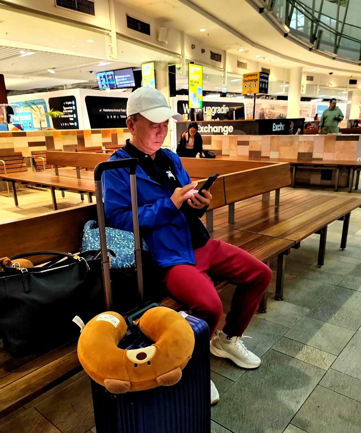 前天夜里，我们老两口乘坐国泰航空从澳洲布里斯班直飞香港的航班，在由香港机场坐到深