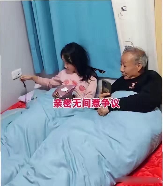 爷孙俩亲密关系，妈妈发到了网上，本来想晒一下爷孙同框的亲密关系，却被网友骂惨了！