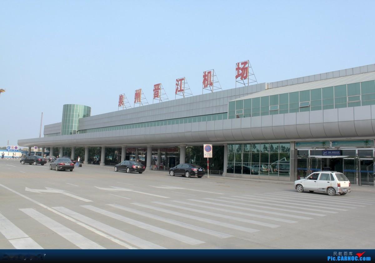直接给结论：厦门机场在各项核心数据上全面领先，且差距显著，两座机场不在同一量级。