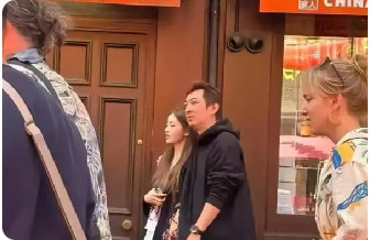 王思聪左手懒懒右手一姑娘仨人伦敦街头并排牵手逛自家后花园似的​​​