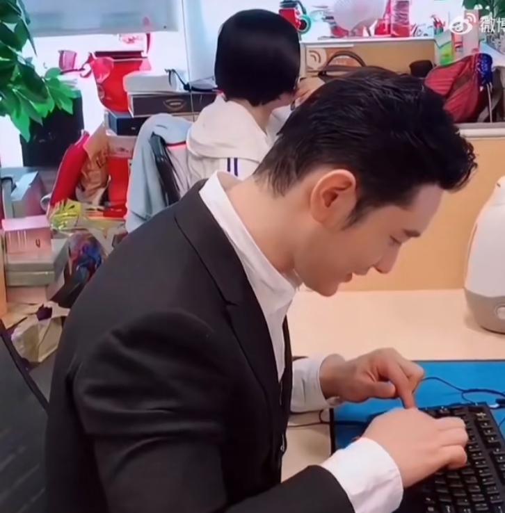 黄晓明还是挺聪明的的，虽然报名考博了，但是却压根没参加考试。美其名曰和中餐厅撞
