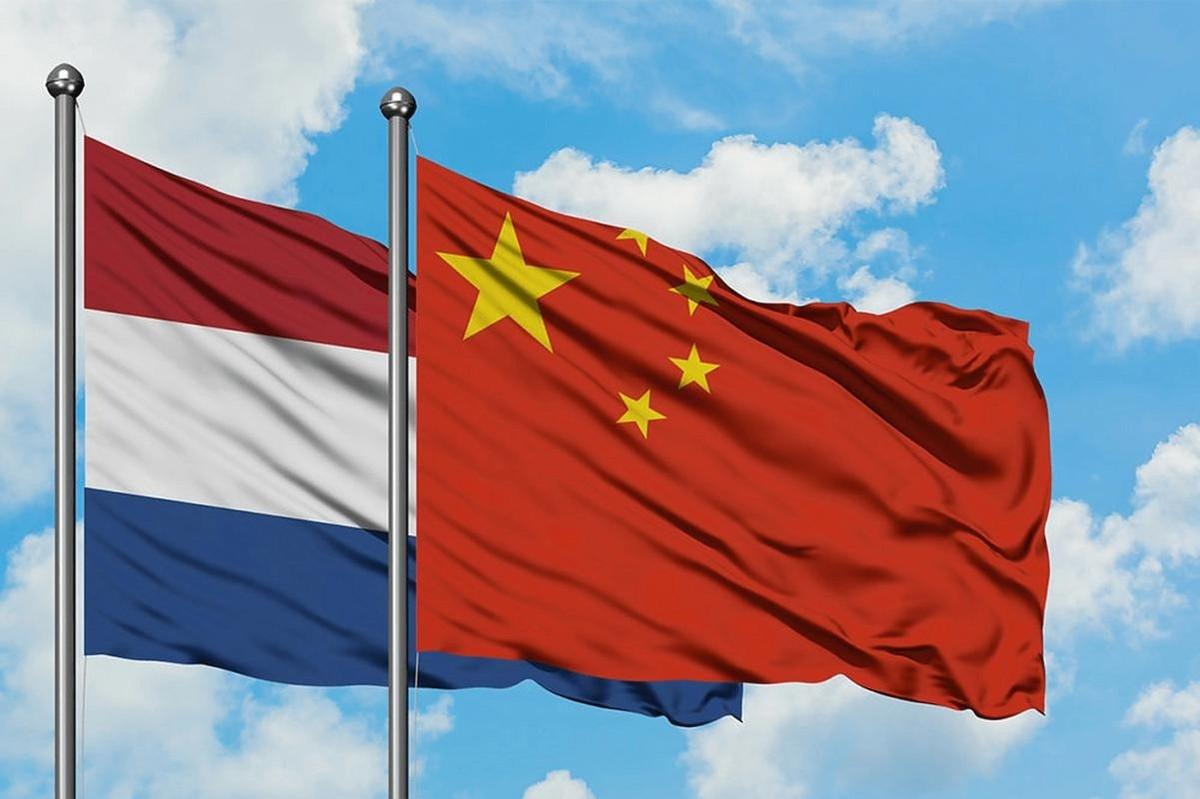 最近有个远在欧洲的国家天天上蹿下跳，在各种场合跟咱们使绊子。很多人纳闷，隔着十万