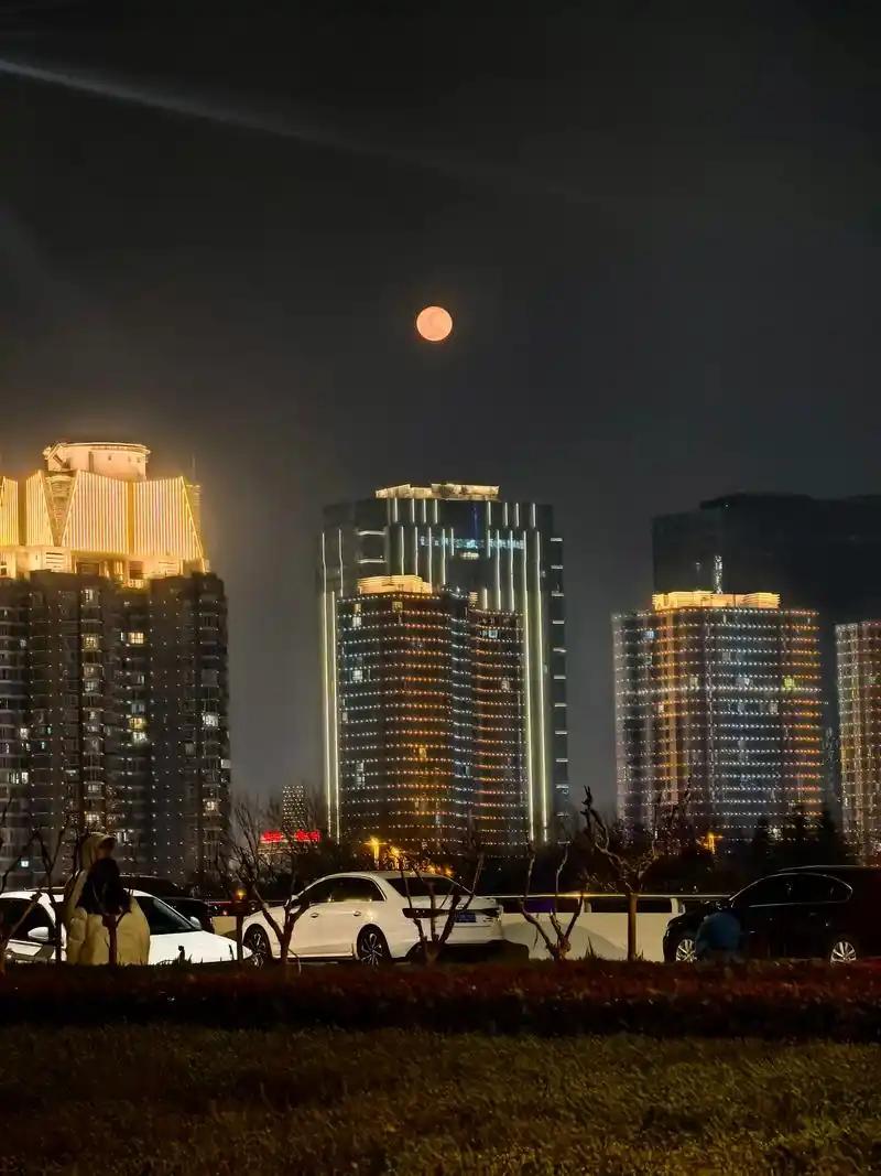 上联：独上高楼邀月饮，下联：漫游野径觅松风，下联：闲临远轴揽云霞。