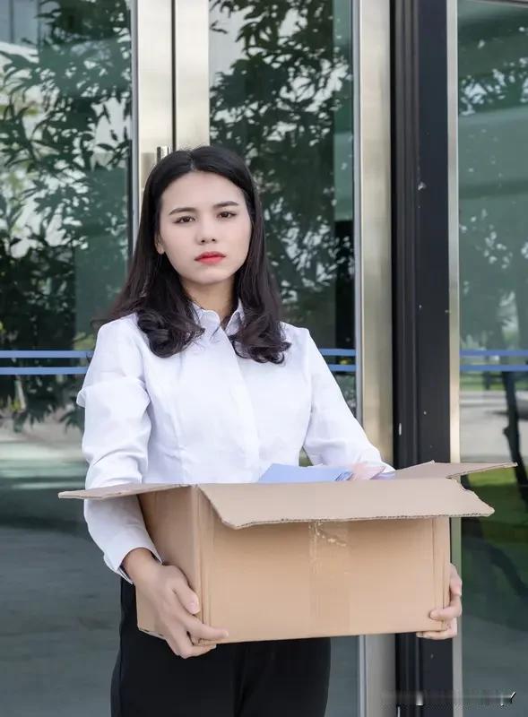 在车间里，有个看着像领导的男子，像个好奇宝宝似的走到一位女员工跟前问道：“姑娘，