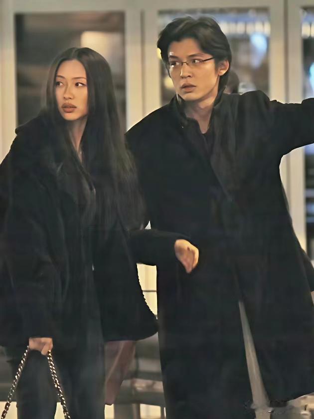 早些年被香港狗仔队拍到的情侣们！当年的香港狗仔们真的是无孔不入，不管两个人藏的