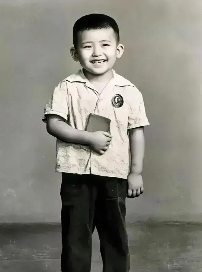 这张照片拍摄于上世纪70年代，照片中的这位小男孩肯定想象不到，长大后居然成为家喻