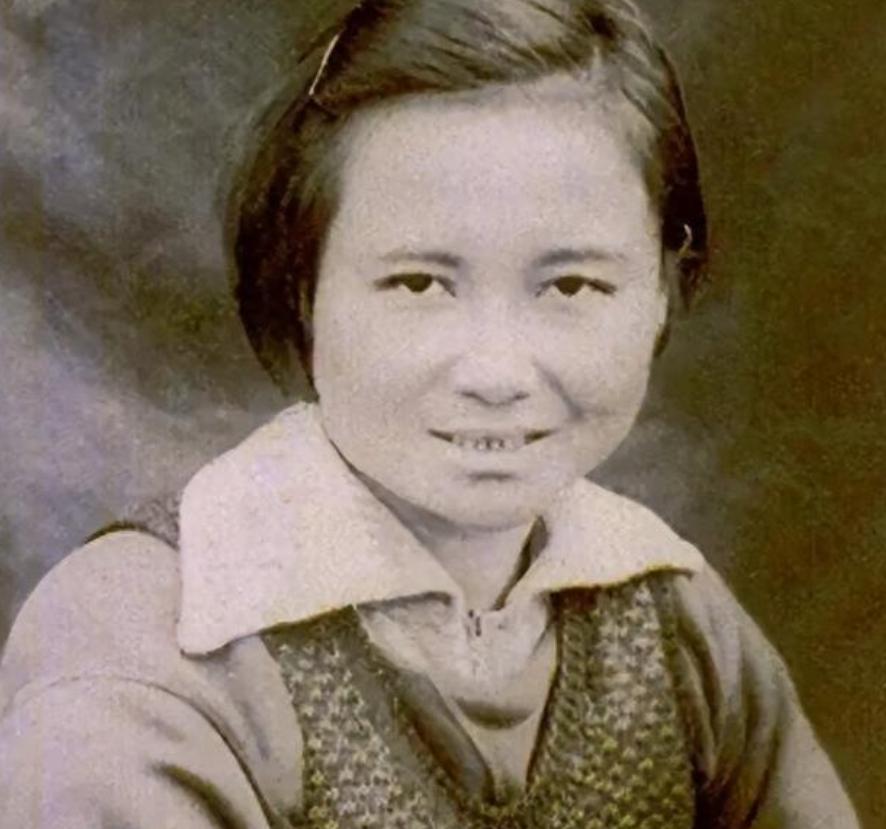 北京冬天的风，一向是狠的。但在那一天，风静得反常。八宝山殡仪馆，一口老式木棺