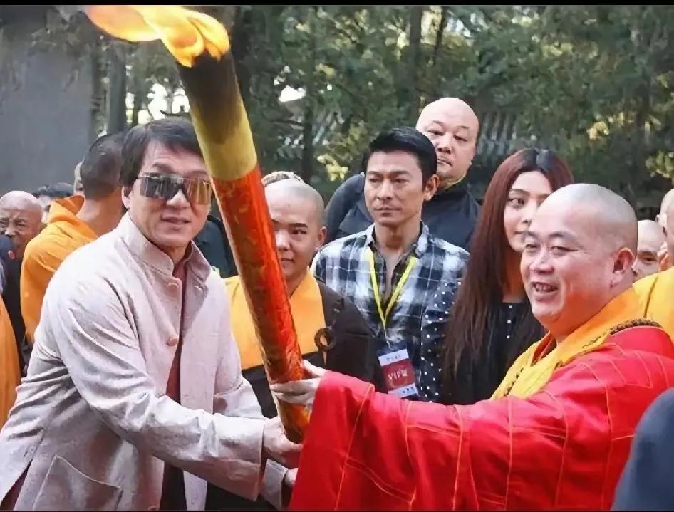 释永信这事儿一闹，好多人都看明白了：现在最能挣钱的，好像就是娱乐圈、文艺圈，还有