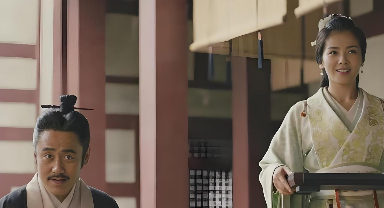司马懿暮年，厌弃50岁发妻张春华人老珠黄，移居宠妾柏夫人处，还对小妾抱怨：“那个