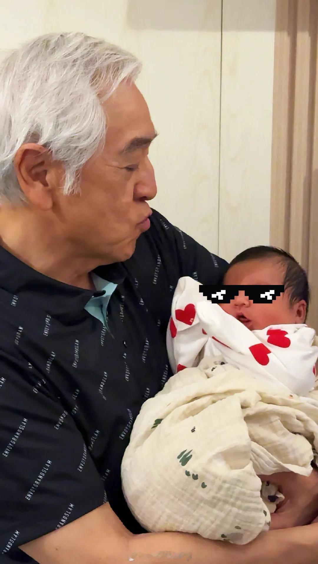 秦沛80岁满头白发首抱孙女，68岁尔冬升带娃满眼宠溺，兄弟俩晚年迎新生命同变温柔
