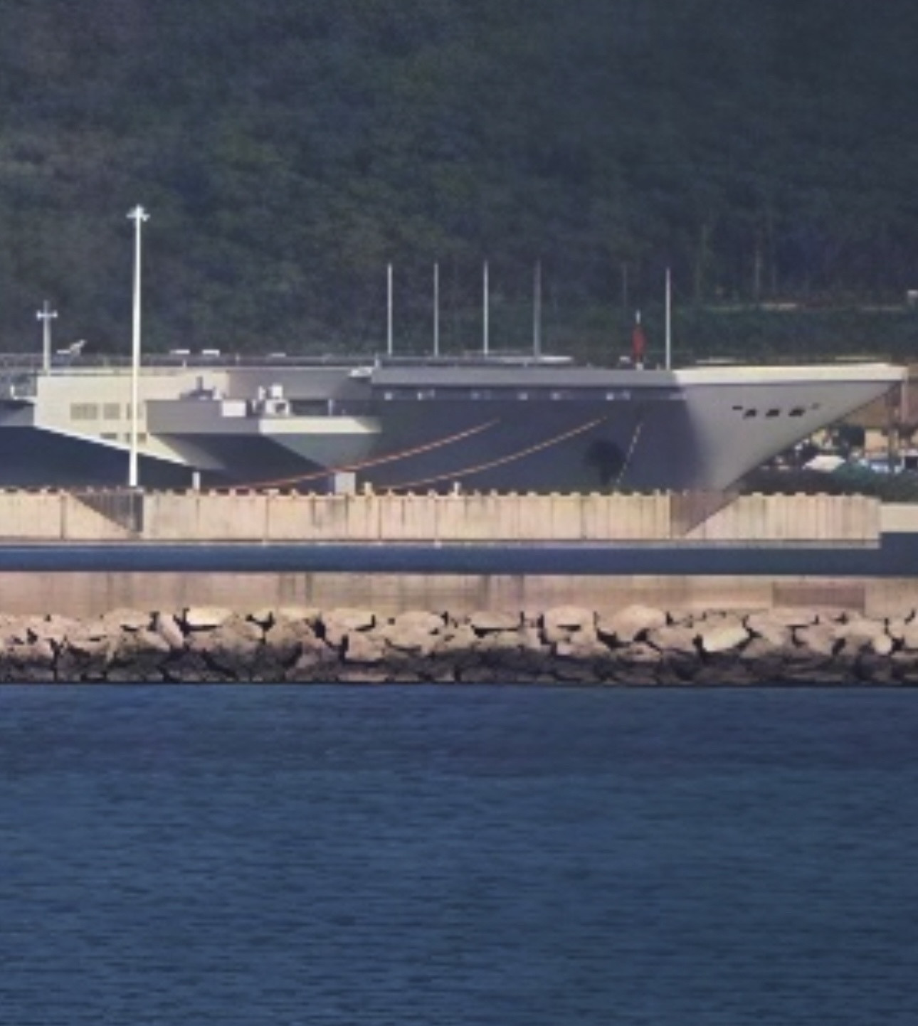 不知何时的003福建舰舰首高清图[思考]它就快服役了！[大笑]图源推特烽火问鼎