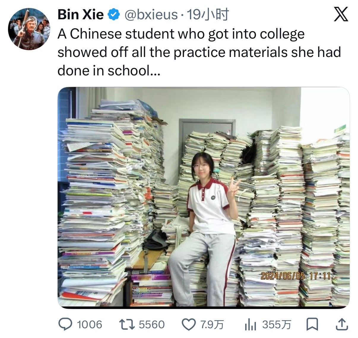 一位考上大学的中国学生展示了她在学校做的所有练习资料震惊外网网友