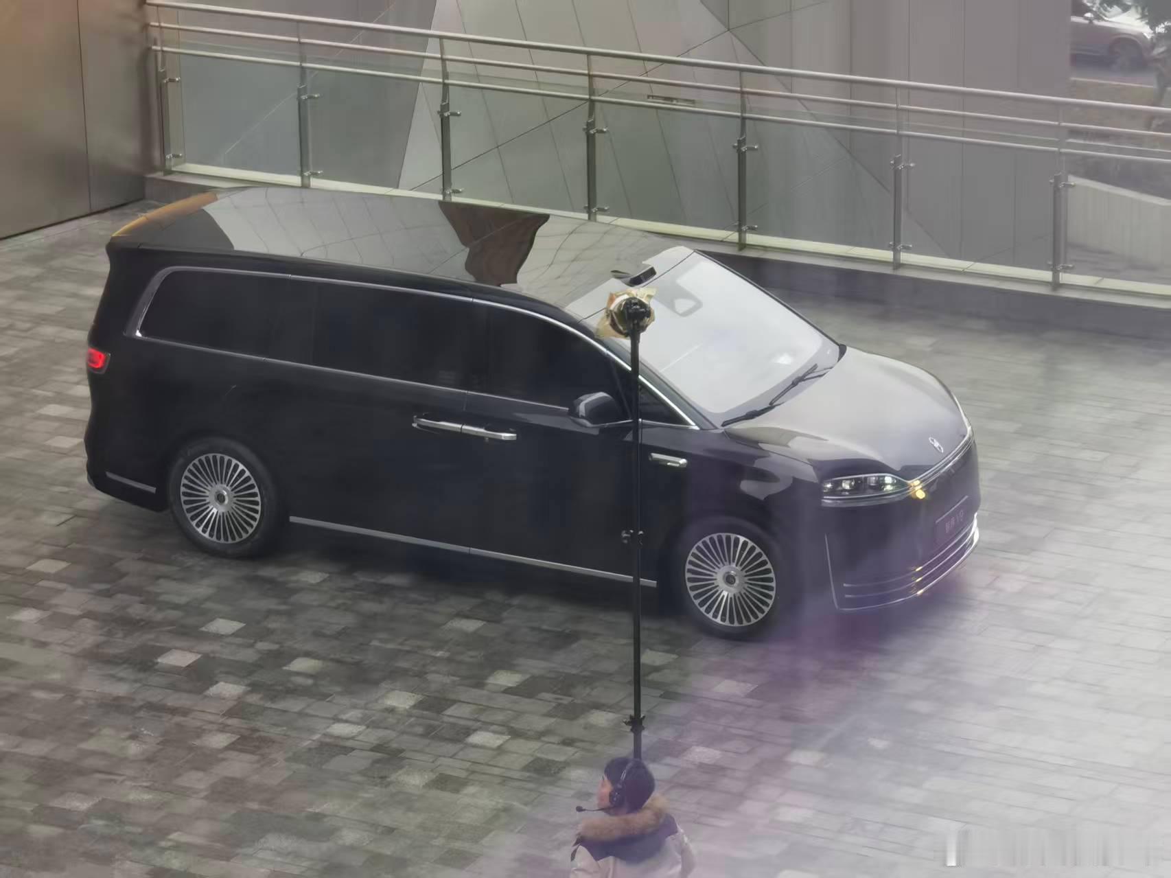 无伪装的智界V9的实拍图！和之前看的概念图大差不差。智界V9鸿蒙智行