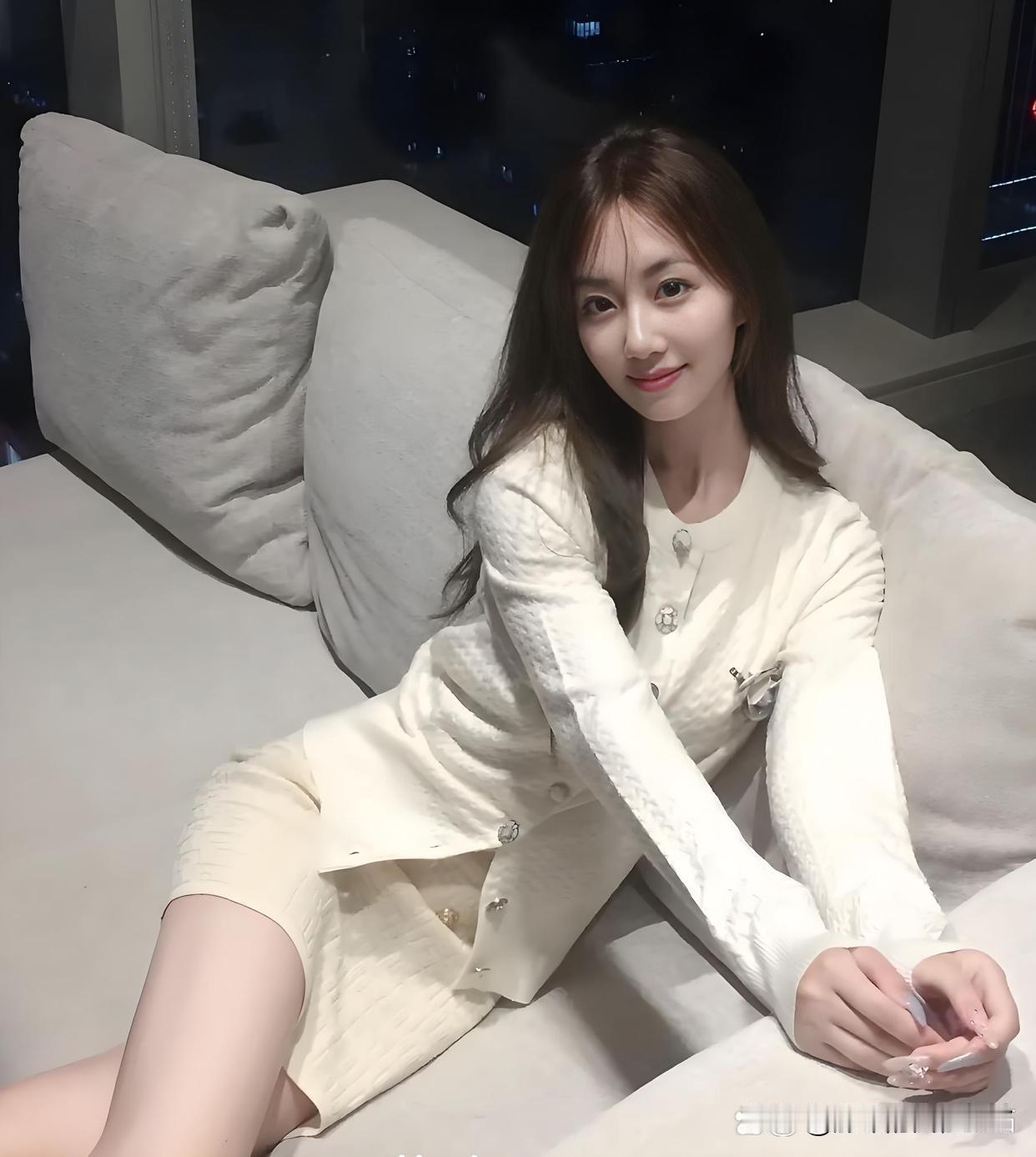 夜晚和闺蜜在一起的时光,真的太温柔了。就像社交平台上那个视频里,闺蜜们在街角分享