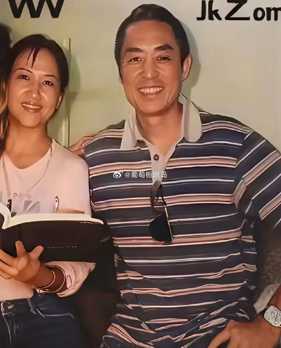 张艺谋与第一任妻子肖华的旧照，日子虽清淡，但显得甜蜜。张艺谋的头发乌黑，梳得倍齐