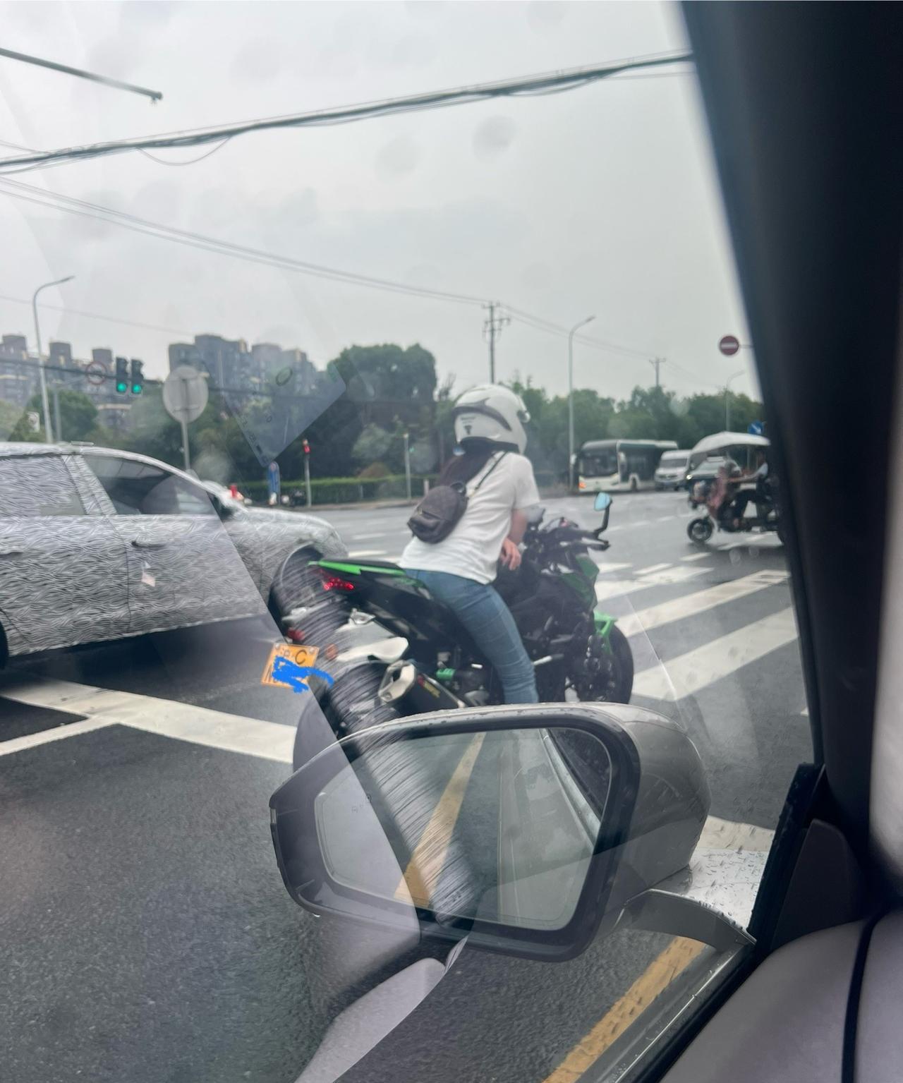 会骑摩托车的小姐姐，真飒