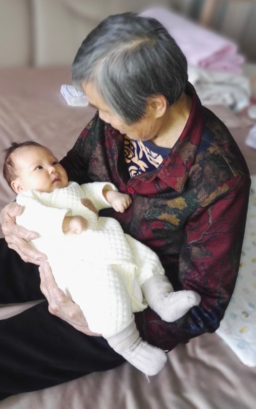 七十岁才当奶奶的苦与乐现在没钱没势的奶奶看孙子太难了，我姨，七十岁了，才当奶