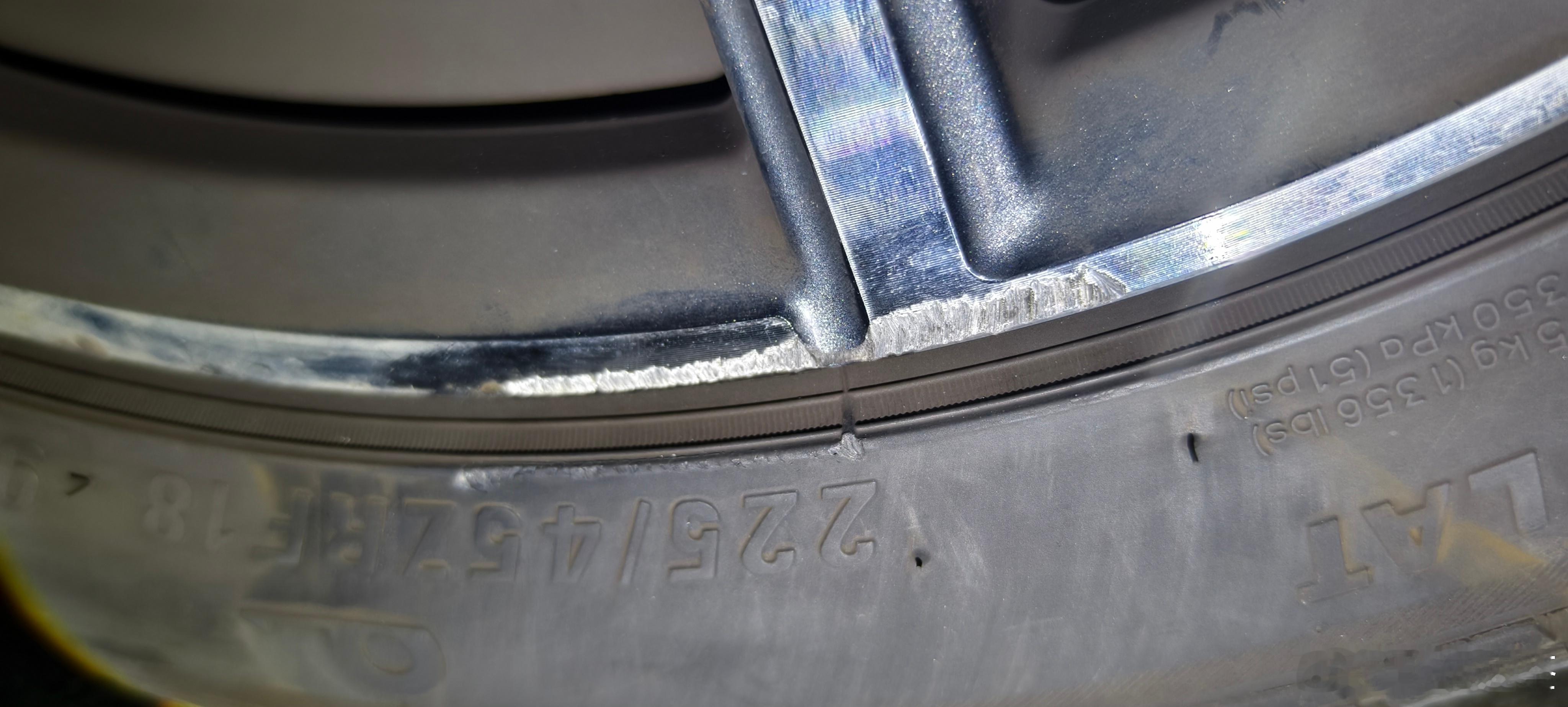 哈啰租车，轮毂跟轮胎剐蹭了，轮毂剐蹭800，轮胎修复800，旧伤磕到了也没有去修