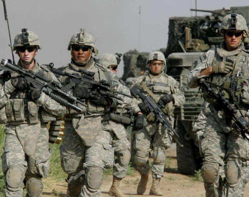 全副武装的美军士兵已然就位，战机紧急升空，距离强行登临这艘中国船只，仅剩短短几分