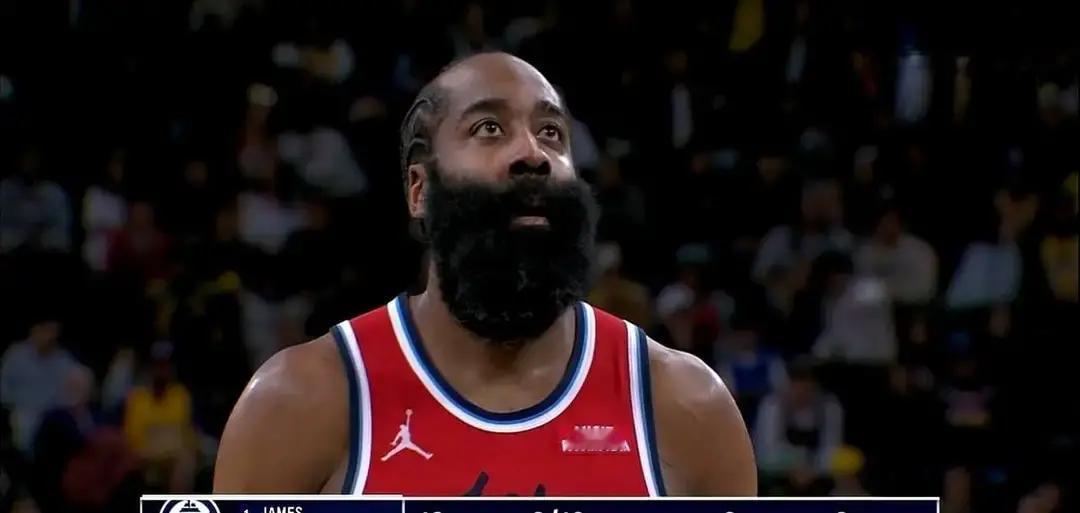 别再说他追不上詹姆斯了。哈登用场均8.5次助攻撕开防守，快船进攻效率冲到1