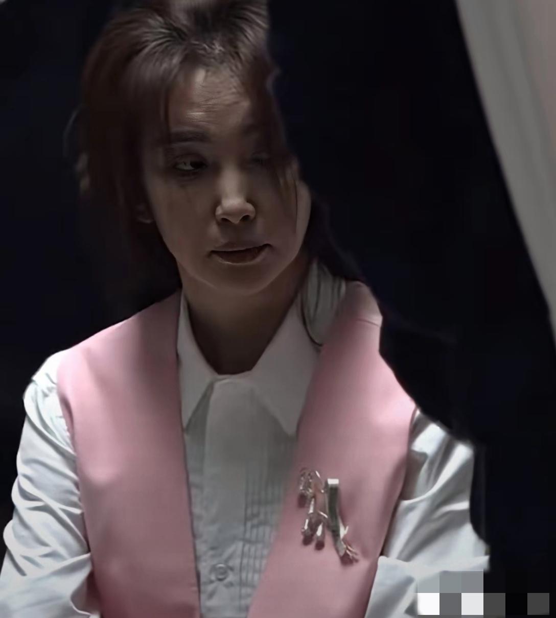 李冰冰无美颜无滤镜的样子：额纹清晰，眼袋明显，唇角下垂，法令纹深刻，眼大无神，下