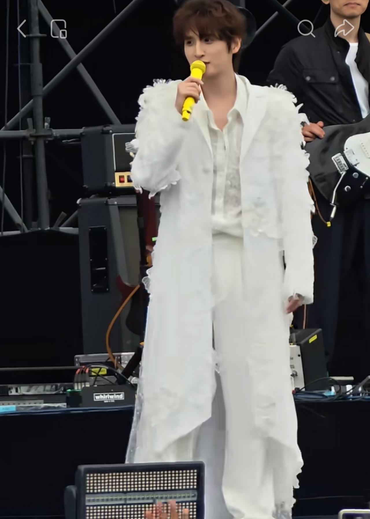 张远音乐节现场逗粉丝，单口相声表演也是会哄酒菜们！今晚泸州银河左岸音乐节哥几个