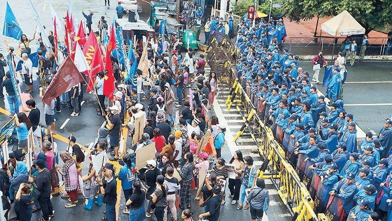 菲律宾媒体消息，在马科斯总统第四次国情咨文期间，尽管警方提前呼吁不要焚烧肖像，但