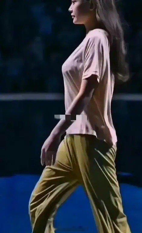 差点都认不出来，这居然是郝蕾，这么朴素的衣服穿在她的身上瞬间就高大上档次了！