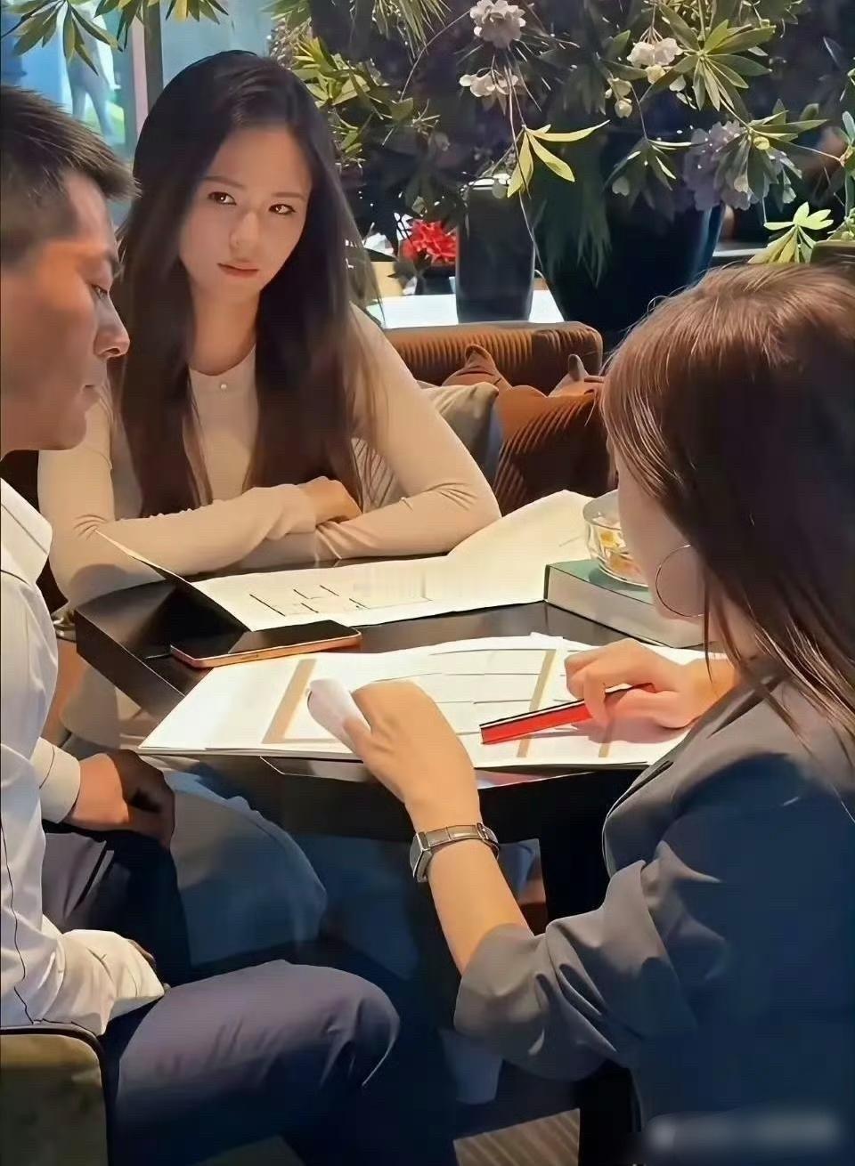 不怪他老婆这个眼神，换谁不是啊​​​