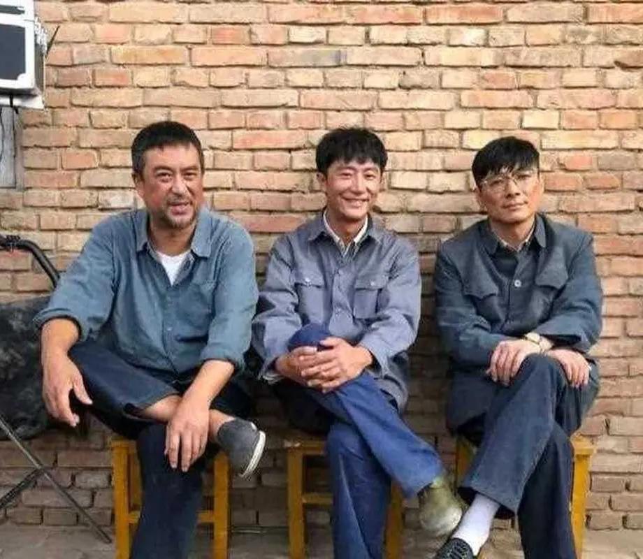 这张剧照中，我只认出了稳坐C位的黄轩与左侧稍显发福的张嘉译，右侧那位头发覆额戴眼