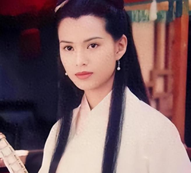 60岁李若彤陪负债富商熬十年，倒贴上亿，如今不婚不育。当年靠着小龙女、王语嫣