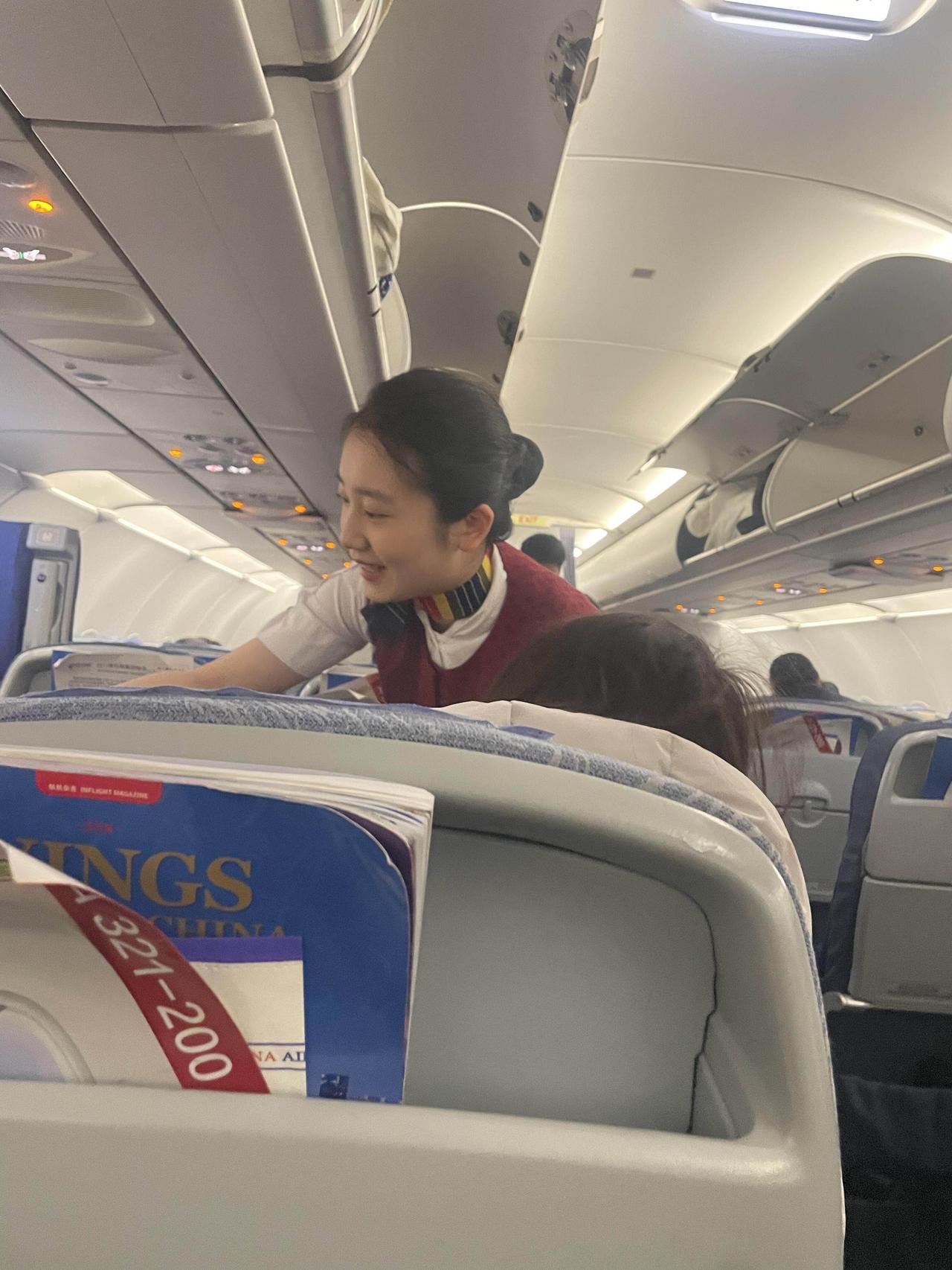 空姐在飞机上忙碌工作，乘客们安静地休息。