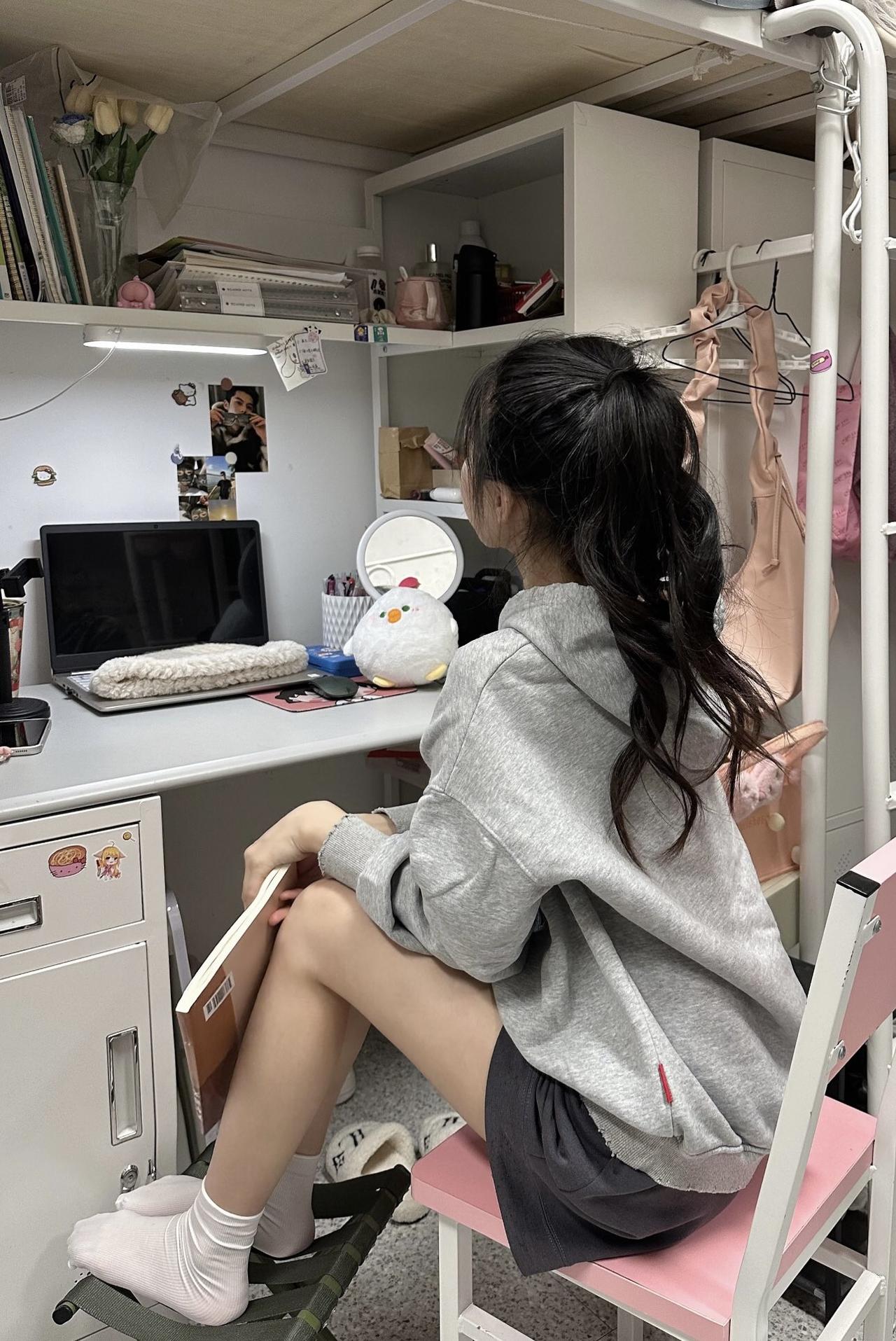 除了在学校里还能见到上床下桌的结构，其他的地方真的见不到了。希望有租房公司把