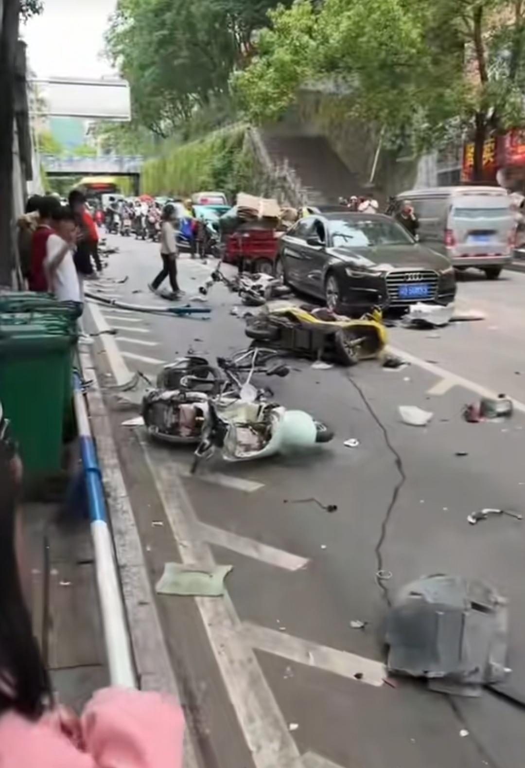重庆，谭家湾路口2死6伤现场！57岁的女司机何某下车时，人已经六神五主了，穿着高