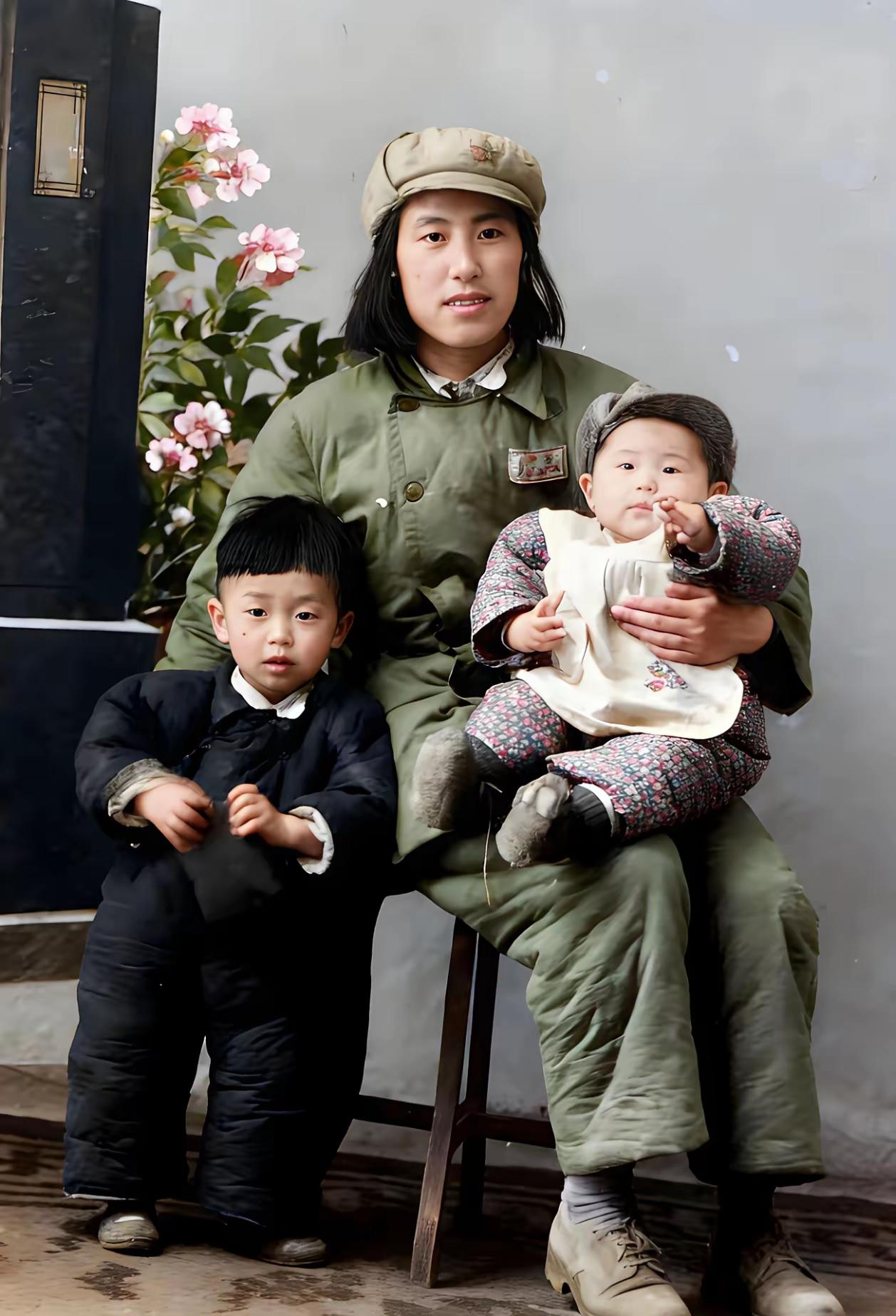 1953年冬季，一位女军人领着两个年幼的孩子到照相馆拍照。照片中的母亲身着当时最