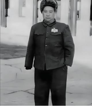 ☁1938年，贺炳炎去收编一支民众自卫队，对方首领原是东北军出身，仗着手上