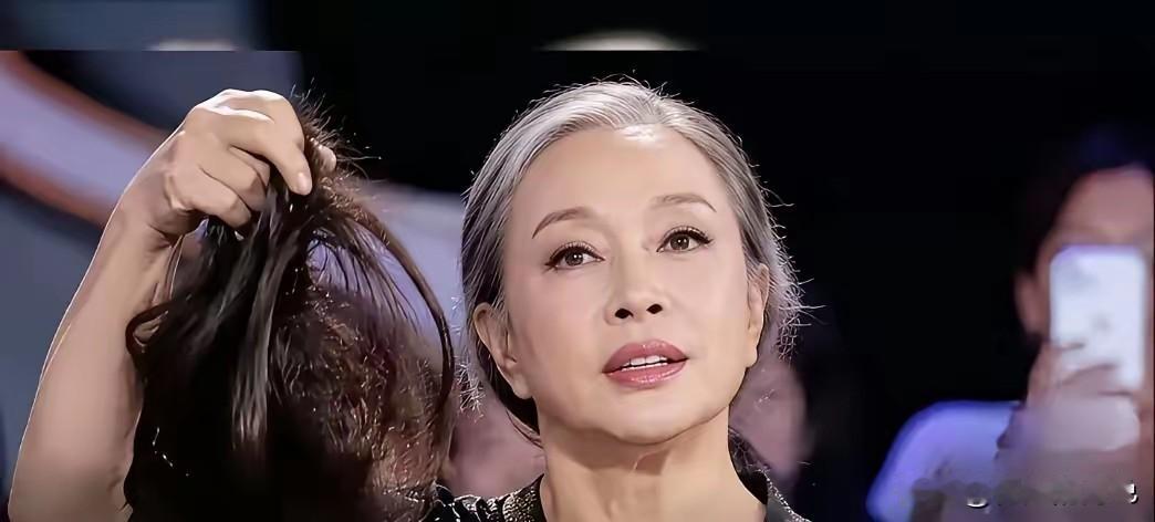 一直以为庆奶的发量好，原来是戴的假发。