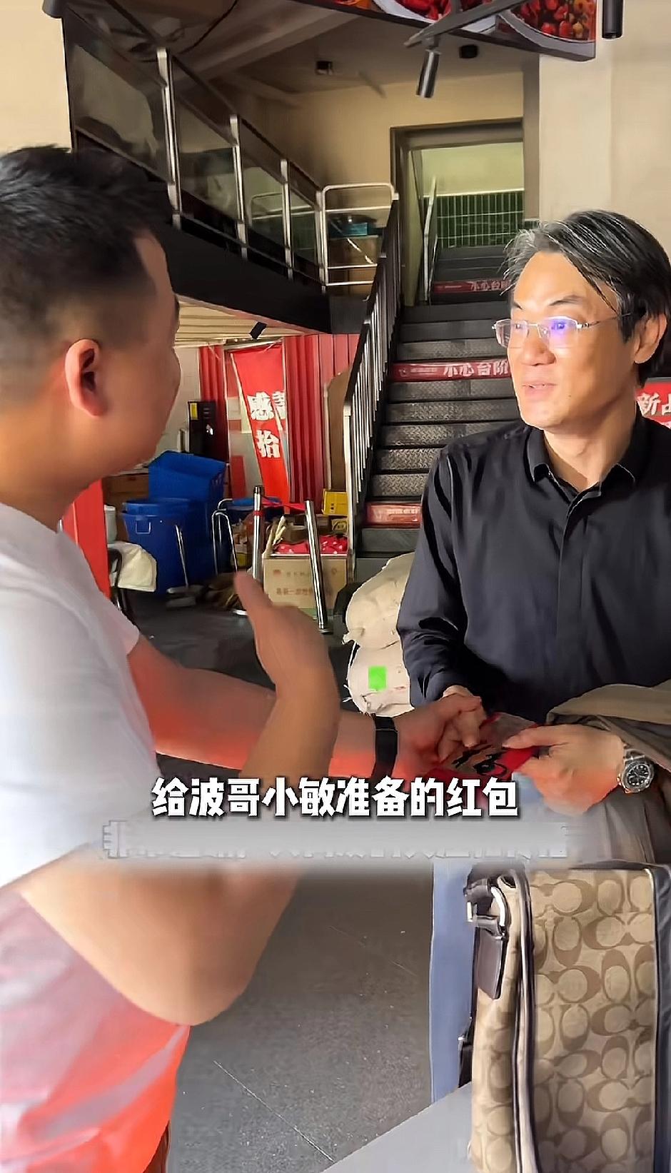 5月1日，湖北武汉。一男孩在饭店捡到价值十余万的“绿水鬼”，当即交给老板代管。没
