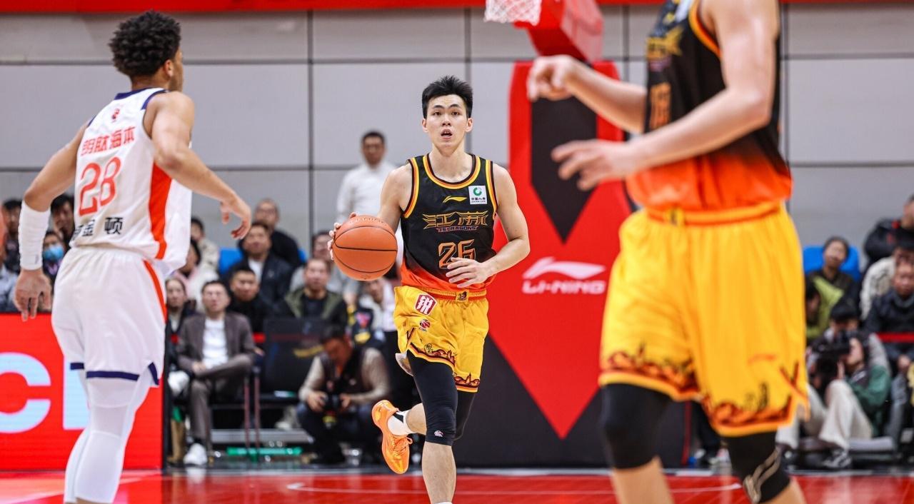 庞峥麟再露峥嵘，肯帝亚负青岛难掩老六光芒CBA常规赛，江苏肯帝亚主场迎战青岛，