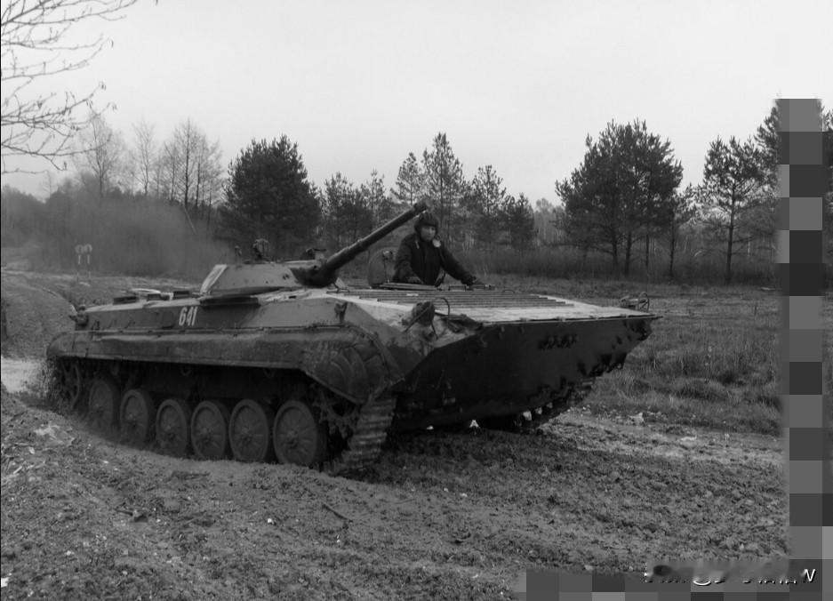 苏联军事工业在BMP-1步兵战车上面采用来源于SPG-9无坐力炮的73毫米火炮对