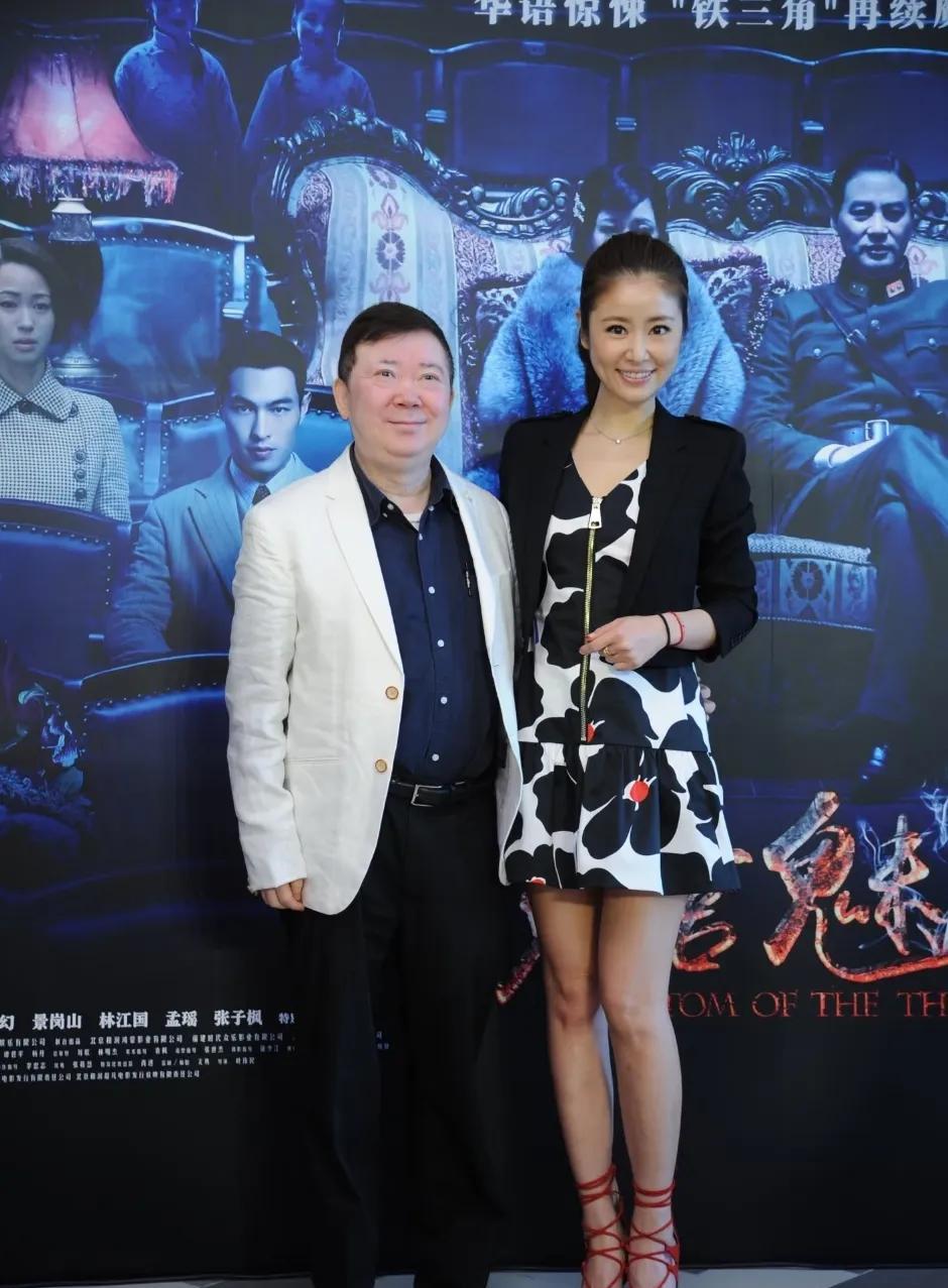 林心如和香港著名导演文隽站一起合影，身高160的文隽瞬间就把林心如给衬托的非常高