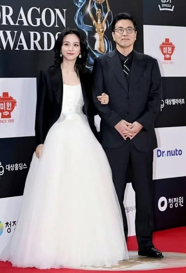 汤唯官宣二胎！孩子性别暂不方便透露汤唯老公金泰勇今年56岁，汤唯今年46岁，两