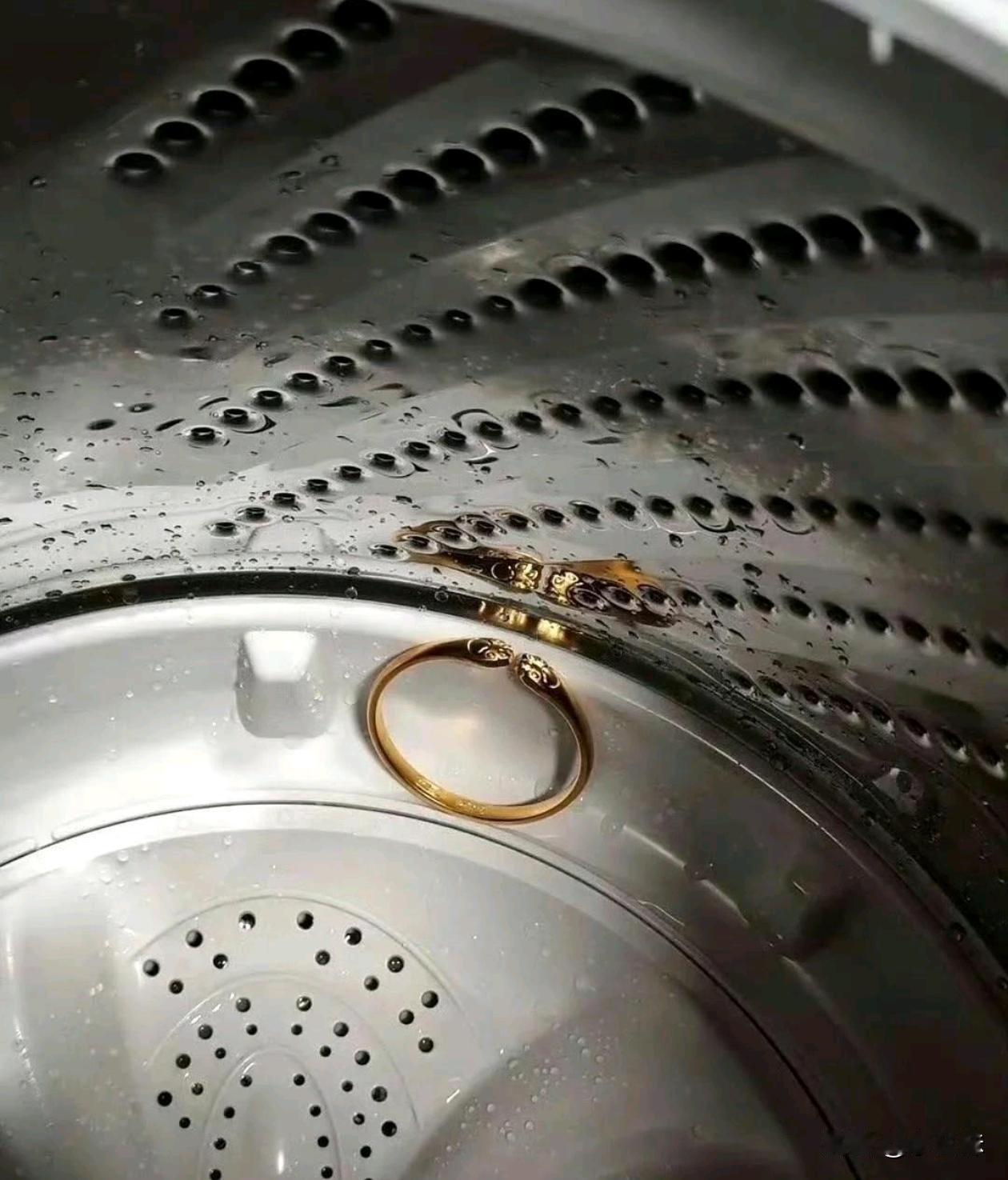 在酒店洗衣房看见的，那到底该捡还是不该捡？