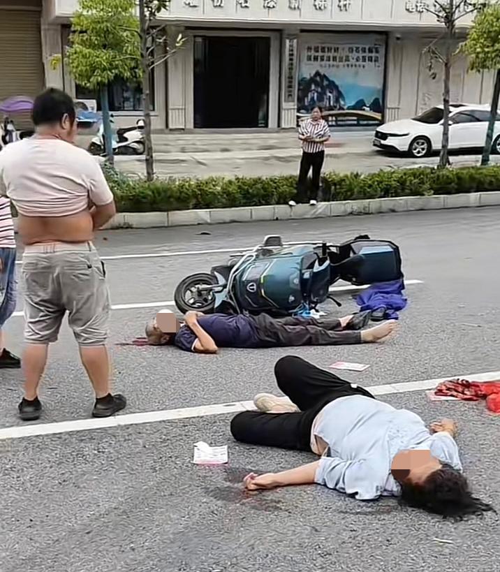 论头盔的重要性！7月22日新化两人骑电动车被一辆4.2米货车碰撞，两人都没了。