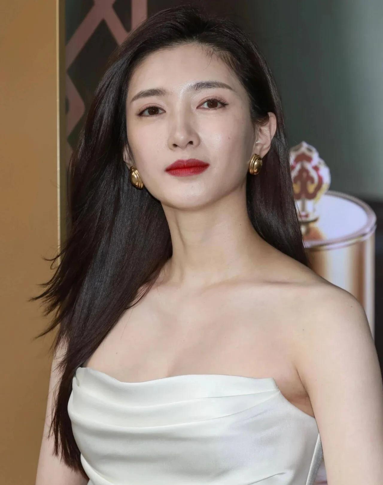 看完江疏影这场线下活动生图，才懂什么叫真正的氛围感大美女！一身奶白色缎面抹胸长