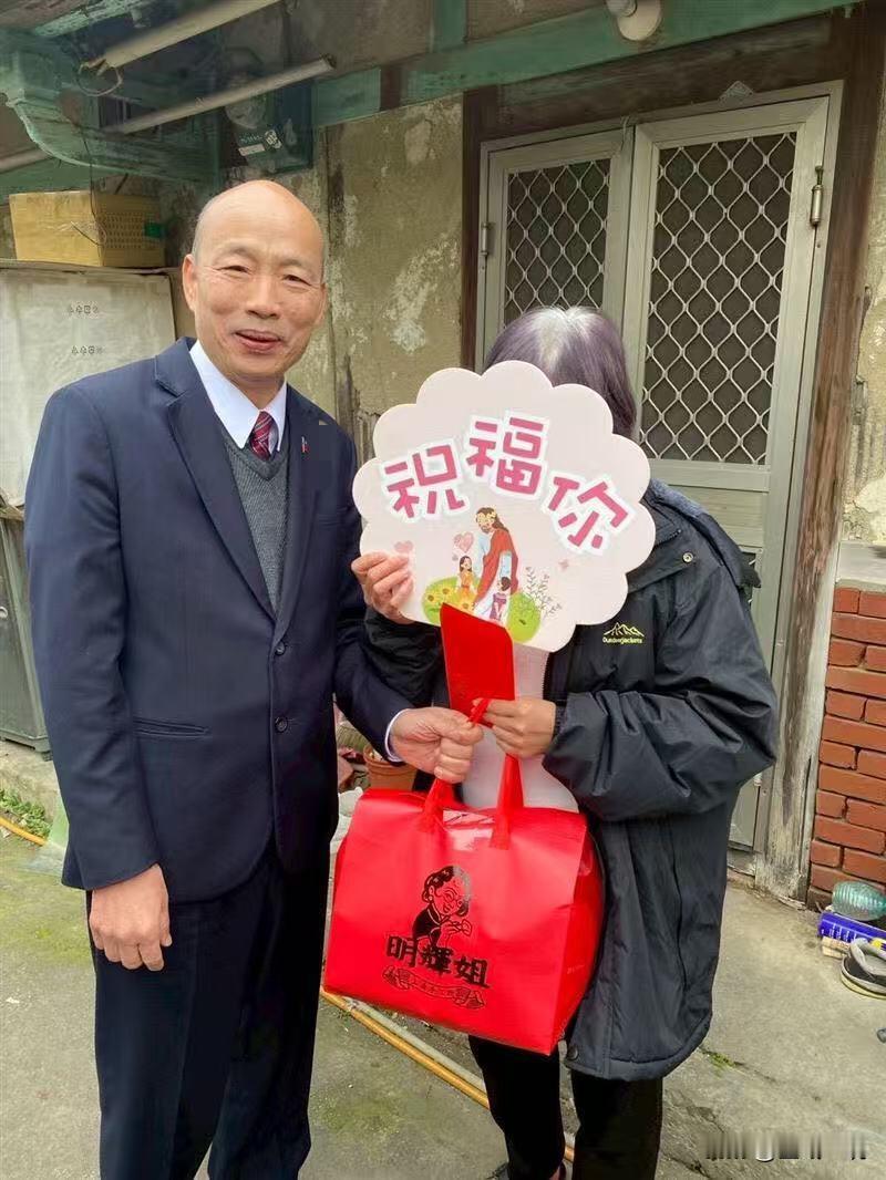 送年菜被问“你是那个什么”韩国瑜3字回应立院长韩国瑜在春节期间，到偏乡送