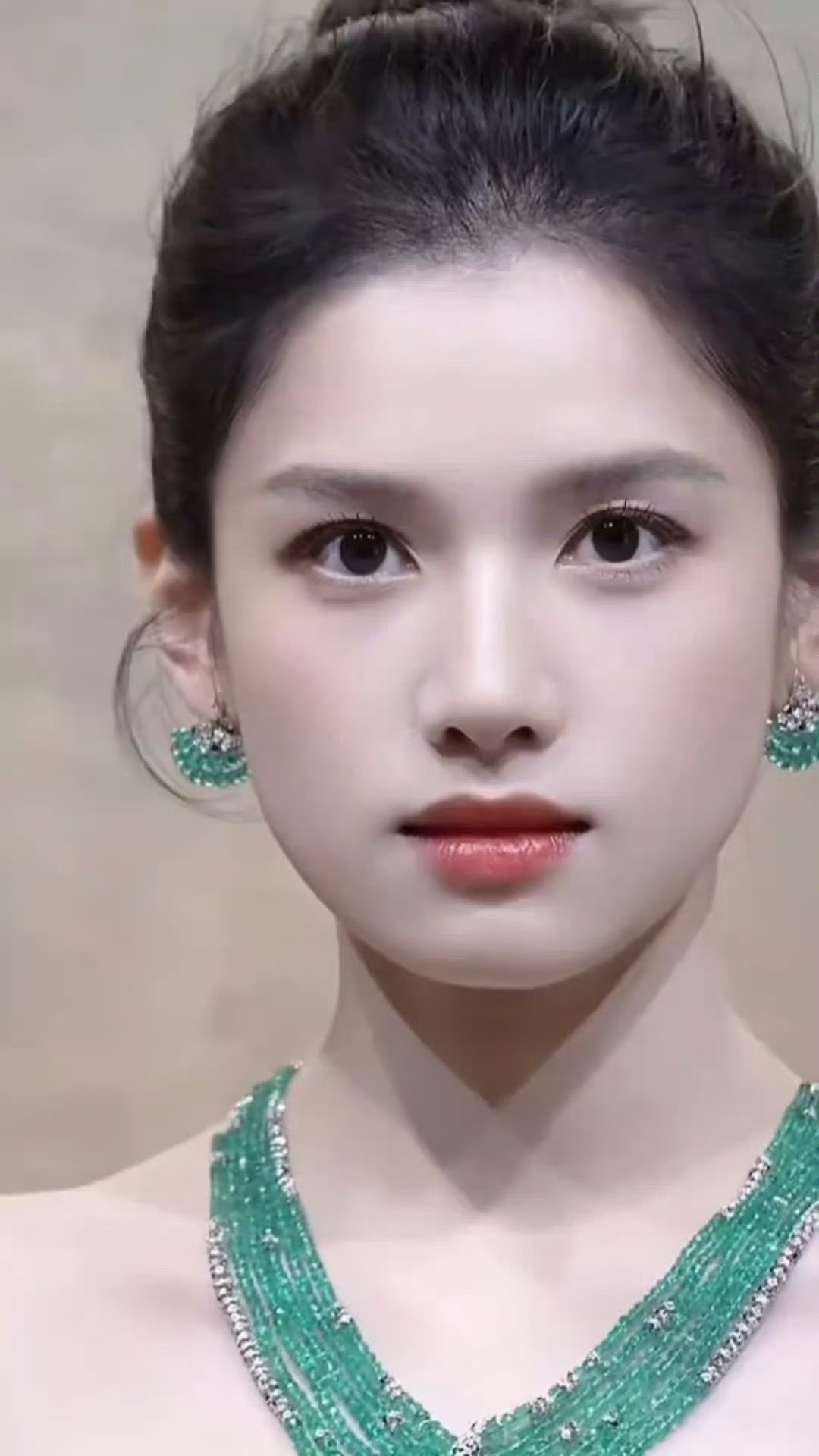 张婧仪这地母长相确实配得上这么大的珠宝​​​