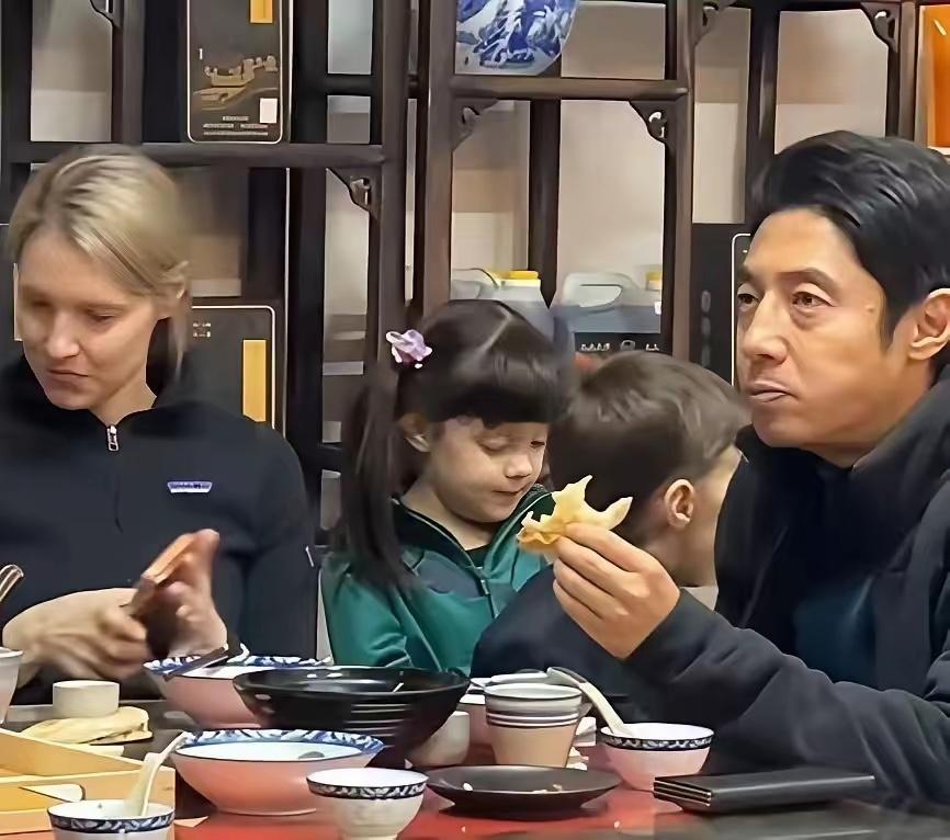 撒贝宁说，我家龙凤胎的长相完全打破了大众对遗传的固有认知。我家儿子是我的迷你复刻